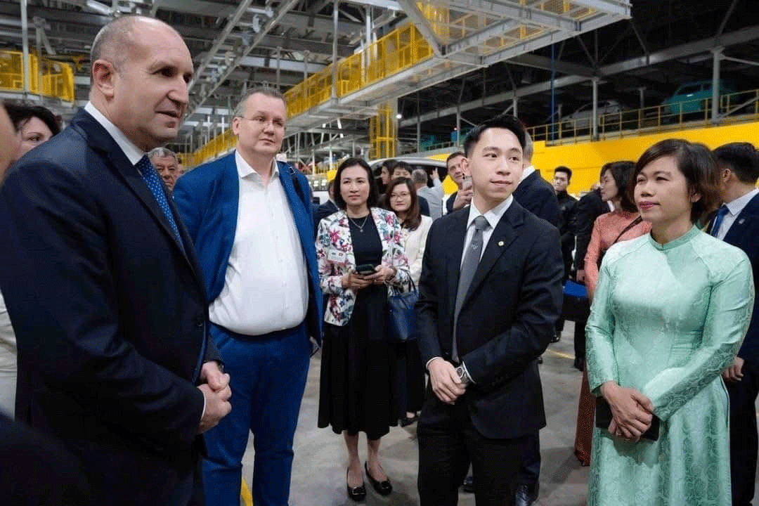 Phạm Nhật Minh Hoàng (thứ 2 từ phải sang) tiếp Tổng thống Bulgaria Rumen Radev tại Nhà máy VinFast Hải Phòng