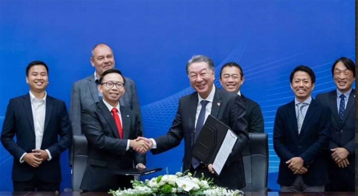 Phạm Nhật Quân Anh (trái)  &lãnh đạo Tập đoàn Marubeni bắt tay hợp tác