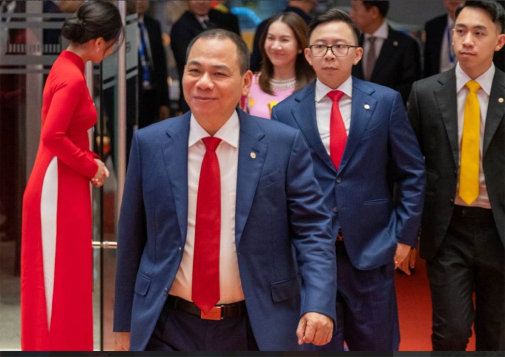 pham nhat vuong va 2 con trai