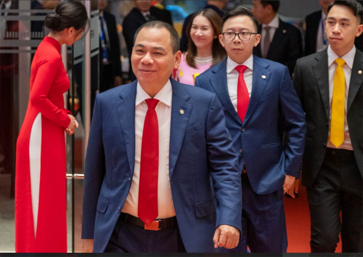 pham nhat vuong va 2 con trai